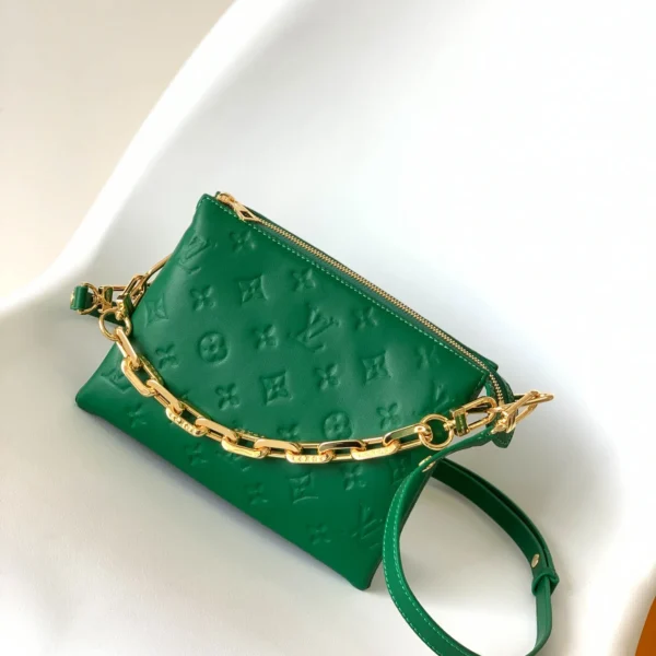 Louis Vuitton Size: 20 x 16 x 12 cm