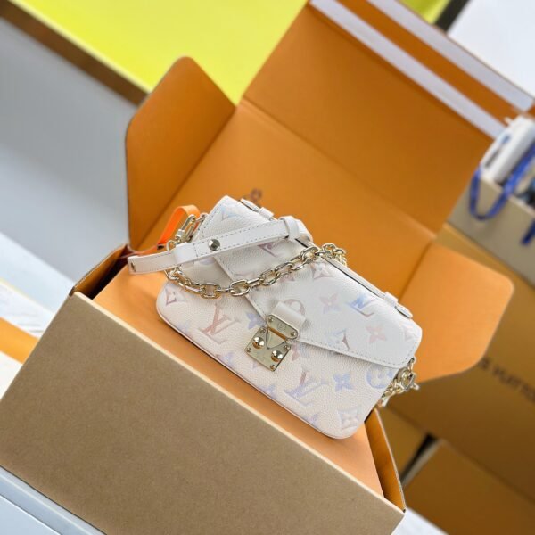 LV MB Pochette Métis East West Handbag – Chip Edition Original Leather White| M25682 | 13.5×6×21.5cm